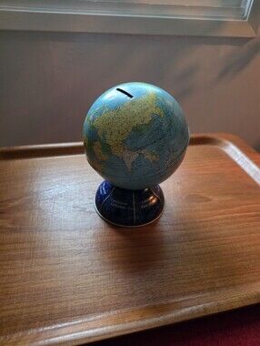 Sweet vintage tin globe. This is a vintage 1960s Ohio Art Co. tin